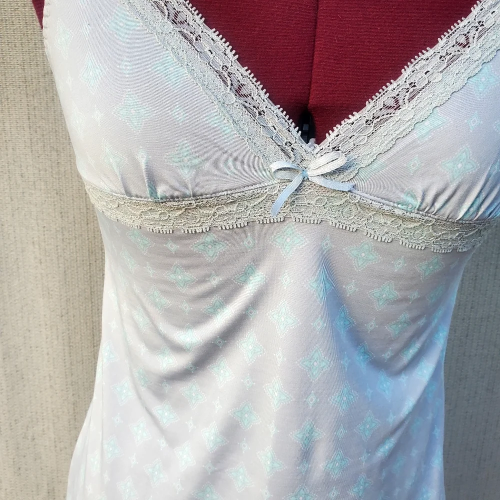 3/$15 🔴 Sale IZOD Gray Chemise with lace details Size Small Y2K